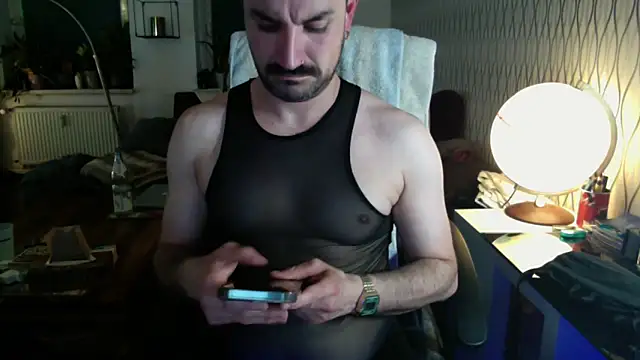Snapshot of tomz0819 chatting on 06/11/26, 08:40 tomz0819 online show from 06/11/26, 08:40