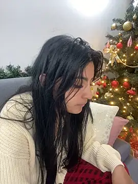 Snapshot of cloe_small chatting on 12/13/24, 04:43 cloe small online show from 12/13/24, 04:43