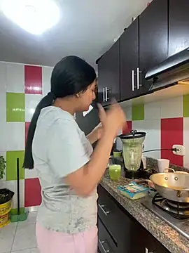 Snapshot of cloe_small chatting on 01/31/25, 12:51 cloe small online show from 01/31/25, 12:51