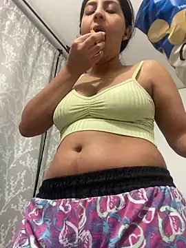 Snapshot of cloe_small chatting on 02/28/25, 03:15 cloe small online show from 02/28/25, 03:15