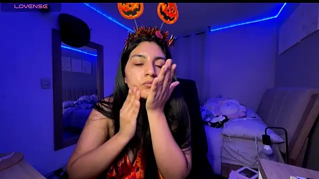 Snapshot of cloe_small chatting on 10/19/25, 12:55 cloe small online show from 10/19/25, 12:55
