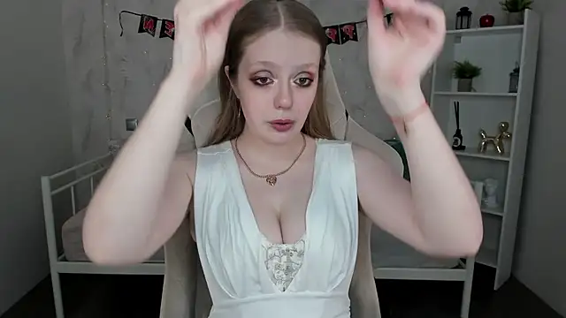 Snapshot of Polly__Cutie chatting on 10/22/25, 05:41 Polly Cutie online show from 10/22/25, 05:41