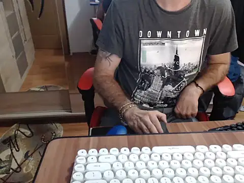 uncutguy01 online show from 09/17/25, 04:03