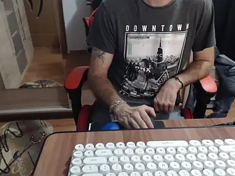 uncutguy01 online show from 09/18/25, 04:25