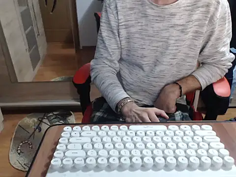 uncutguy01 online show from 10/05/25, 04:44