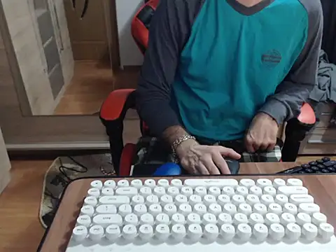 uncutguy01 online show from 10/12/25, 05:17