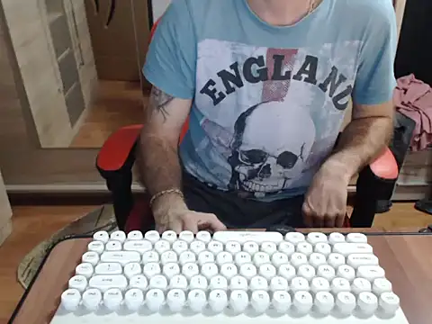 uncutguy01 online show from 10/24/25, 04:31