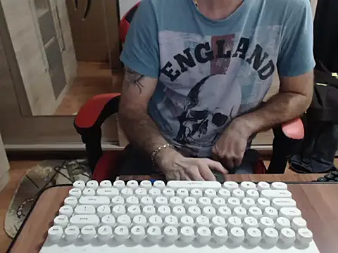 uncutguy01 online show from 10/25/25, 04:53