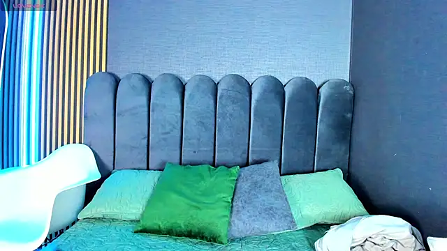 Snapshot of Nicolette_ks_ chatting on 12/17/25, 04:40 Nicolette ks online show from 12/17/25, 04:40