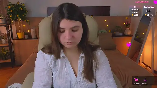 Snapshot of Viola__Shy chatting on 04/13/26, 08:14 Viola Shy online show from 04/13/26, 08:14