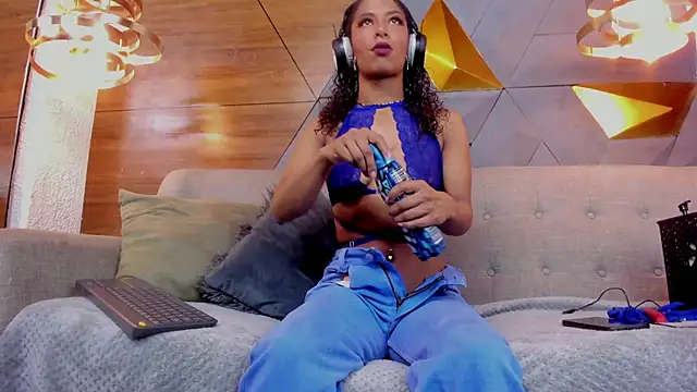 Snapshot of sarah_banks1 chatting on 12/30/24, 07:11 sarah banks1 online show from 12/30/24, 07:11