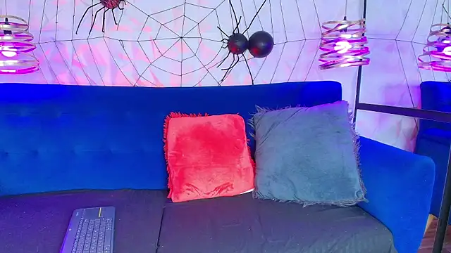 Snapshot of sarah_banks1 chatting on 11/29/25, 03:20 sarah banks1 online show from 11/29/25, 03:20