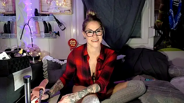 Snapshot of Tatjana_Sue chatting on 12/13/25, 09:20 Tatjana Sue online show from 12/13/25, 09:20