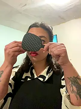 Snapshot of Lucrecia_33 chatting on 12/15/25, 06:50 Lucrecia 33 online show from 12/15/25, 06:50