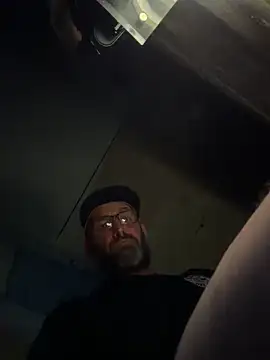 Snapshot of pipeload1275 chatting on 11/23/25, 10:04 pipeload1275 online show from 11/23/25, 10:04