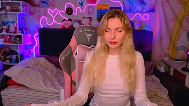 Snapshot of Maria_Hunt chatting on 10/15/25, 05:29 Maria Hunt online show from 10/15/25, 05:29