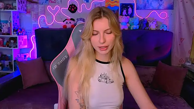 Snapshot of Maria_Hunt chatting on 10/17/25, 03:42 Maria Hunt online show from 10/17/25, 03:42