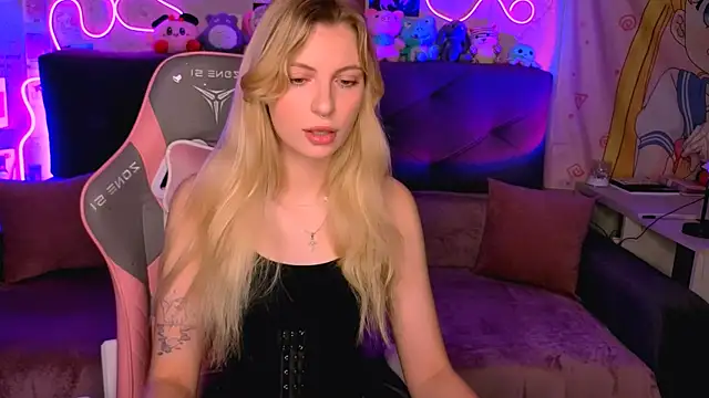 Snapshot of Maria_Hunt chatting on 10/22/25, 02:23 Maria Hunt online show from 10/22/25, 02:23