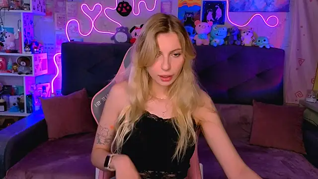 Snapshot of Maria_Hunt chatting on 10/25/25, 04:53 Maria Hunt online show from 10/25/25, 04:53