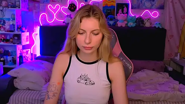 Snapshot of Maria_Hunt chatting on 11/07/25, 04:56 Maria Hunt online show from 11/07/25, 04:56