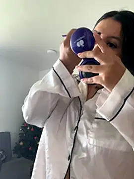 Snapshot of Pretty_Isadora chatting on 12/15/25, 04:33 Pretty Isadora online show from 12/15/25, 04:33