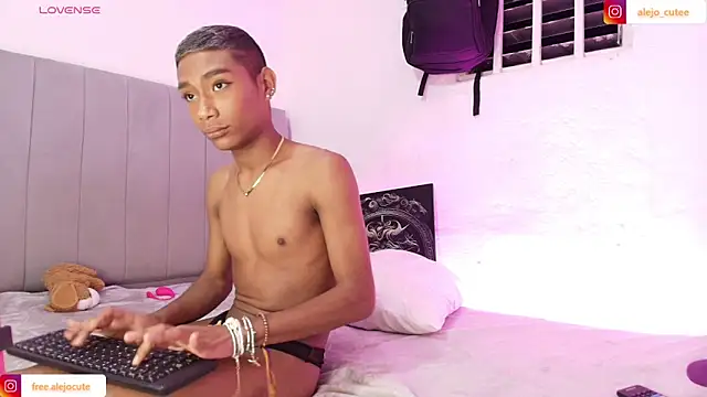 Snapshot of alejo_cute chatting on 02/06/25, 04:21 alejo cute online show from 02/06/25, 04:21
