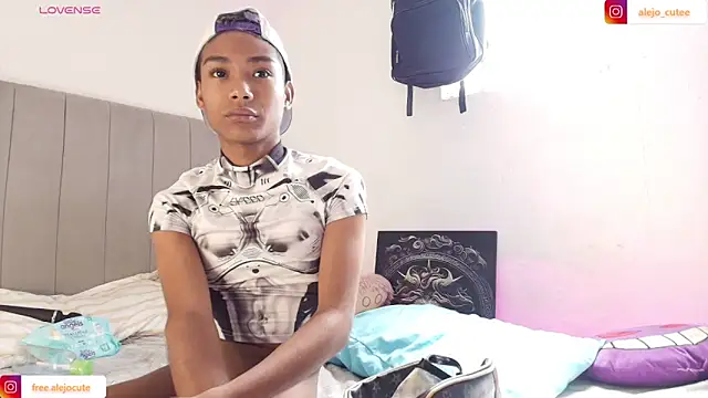 Snapshot of alejo_cute chatting on 02/15/25, 03:39 alejo cute online show from 02/15/25, 03:39