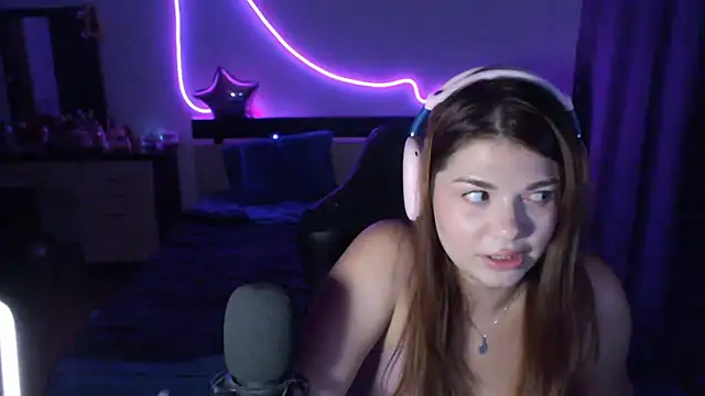 Snapshot of helengilmor chatting on 09/29/25, 03:39 helengilmor online show from 09/29/25, 03:39