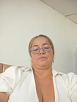 Snapshot of natally_ross21 chatting on 10/25/25, 02:02 natally ross21 online show from 10/25/25, 02:02