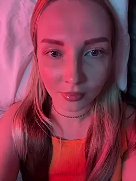 Snapshot of Aleksandrakis chatting on 10/22/25, 06:51 Aleksandrakis online show from 10/22/25, 06:51