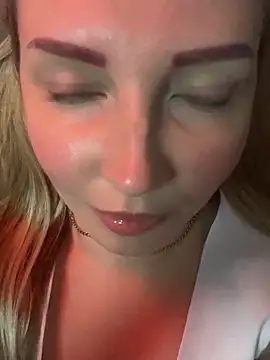 Snapshot of Aleksandrakis chatting on 10/28/25, 08:22 Aleksandrakis online show from 10/28/25, 08:22