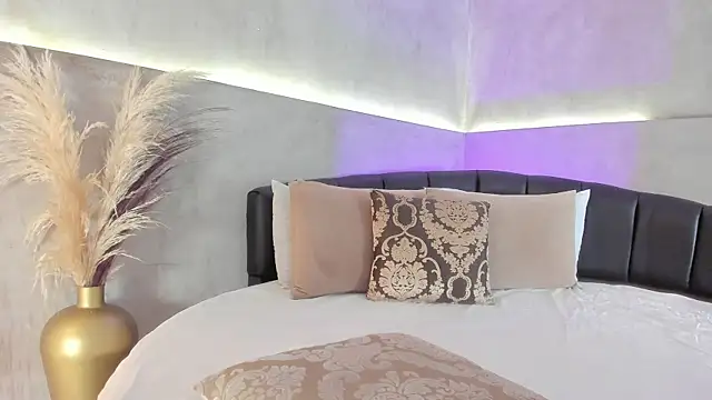 Snapshot of Nicol_Lopez_1 chatting on 11/15/25, 09:00 Nicol Lopez 1 online show from 11/15/25, 09:00