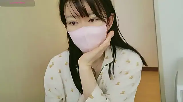 Snapshot of maii- chatting on 03/22/26, 10:57 maii- online show from 03/22/26, 10:57
