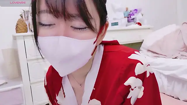 Snapshot of maii- chatting on 04/16/26, 02:07 maii- online show from 04/16/26, 02:07