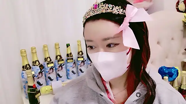 Snapshot of maii- chatting on 05/23/26, 08:57 maii- online show from 05/23/26, 08:57