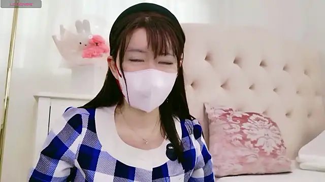 Snapshot of maii- chatting on 06/05/26, 10:59 maii- online show from 06/05/26, 10:59