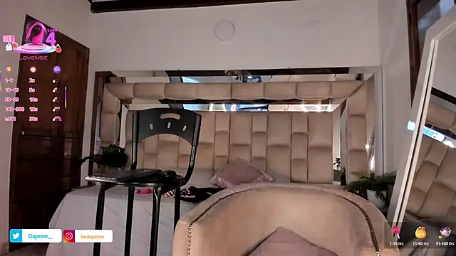 Snapshot of Dapnne_ chatting on 10/10/25, 12:48 Dapnne  online show from 10/10/25, 12:48