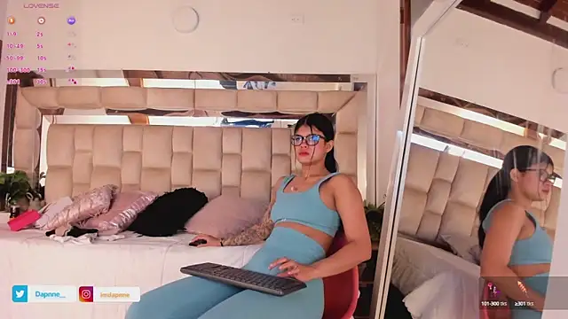 Snapshot of Dapnne_ chatting on 10/15/25, 12:38 Dapnne  online show from 10/15/25, 12:38