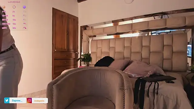 Snapshot of Dapnne_ chatting on 10/23/25, 12:37 Dapnne  online show from 10/23/25, 12:37