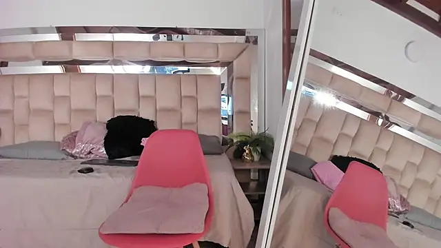 Snapshot of Dapnne_ chatting on 10/26/25, 12:44 Dapnne  online show from 10/26/25, 12:44