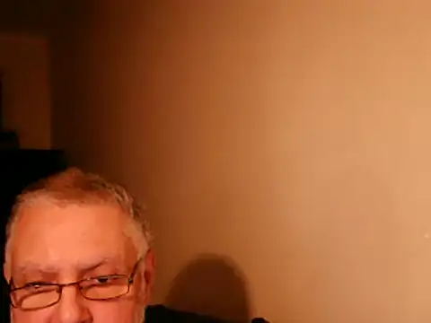 Snapshot of 100Tauros chatting on 10/15/25, 09:04 100Tauros online show from 10/15/25, 09:04