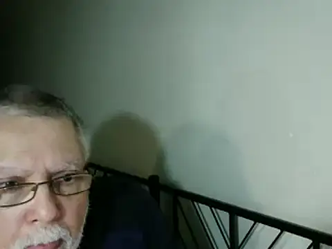 Snapshot of 100Tauros chatting on 10/18/25, 04:37 100Tauros online show from 10/18/25, 04:37