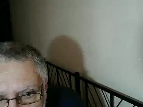 Snapshot of 100Tauros chatting on 10/22/25, 08:58 100Tauros online show from 10/22/25, 08:58