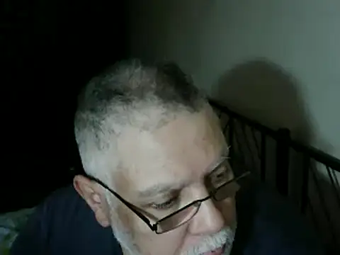 Snapshot of 100Tauros chatting on 10/25/25, 09:39 100Tauros online show from 10/25/25, 09:39