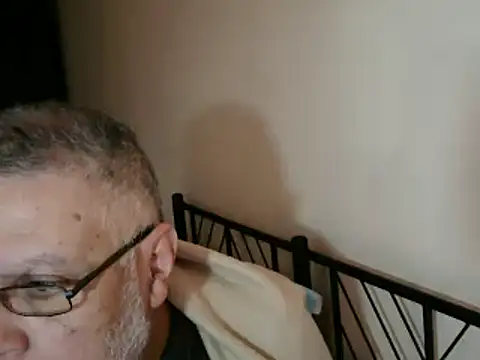 Snapshot of 100Tauros chatting on 10/30/25, 10:38 100Tauros online show from 10/30/25, 10:38