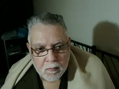 Snapshot of 100Tauros chatting on 11/18/25, 04:44 100Tauros online show from 11/18/25, 04:44