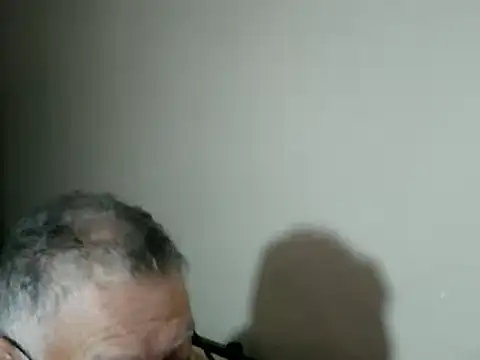 Snapshot of 100Tauros chatting on 11/22/25, 08:46 100Tauros online show from 11/22/25, 08:46