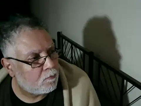 Snapshot of 100Tauros chatting on 11/25/25, 04:51 100Tauros online show from 11/25/25, 04:51