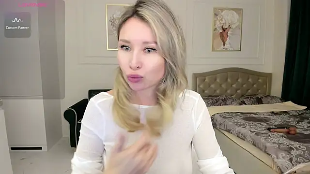 Jolie Ozolla online show from 10/06/25, 03:53