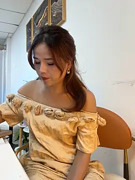 Snapshot of Efangfang chatting on 11/12/25, 11:32 Efangfang online show from 11/12/25, 11:32